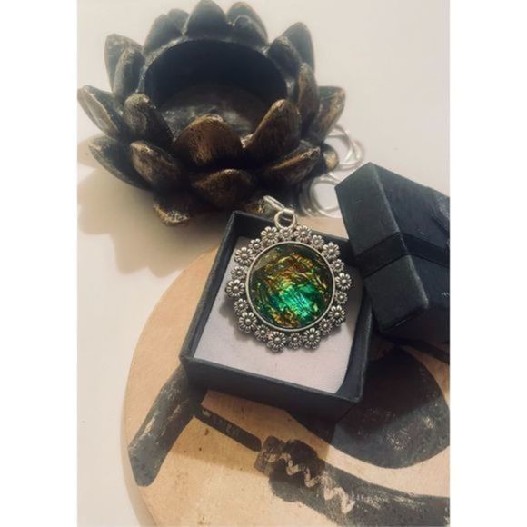 Multi-colored crystal MEDALLION NECKLACE - Picture 2 of 7